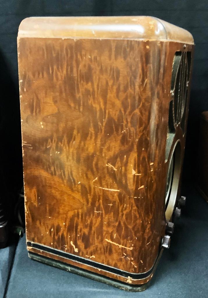 Zenith 1930s Black Dial Tombstone Radio - Wood Case, 13½"x9½"x17½", Lights