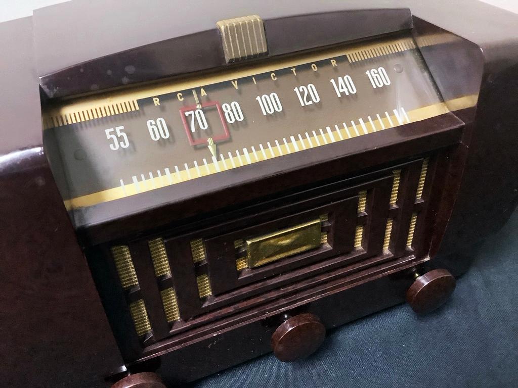 RCA Victor Radio - Bakelite Case, Model 66X11, 13¾"x7½"x8½"