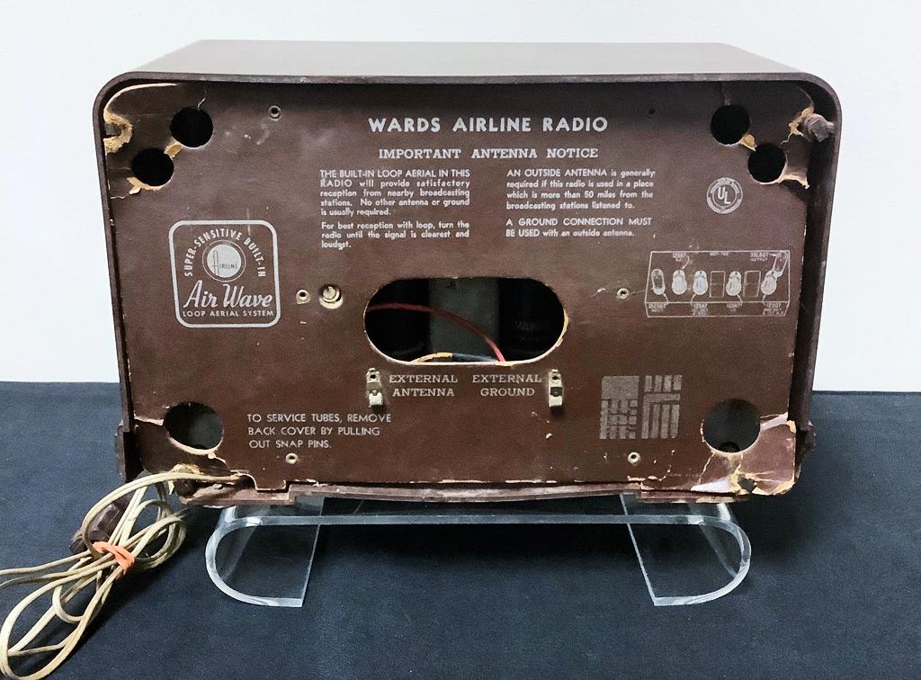 Wards Airline Radio - Bakelite Case, Chip On Back Corners, 13¼"x7"x8"