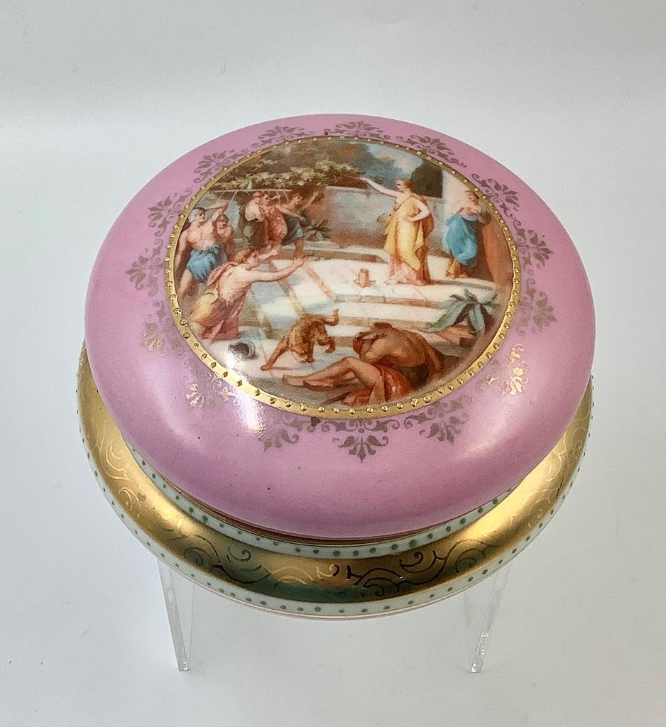 Nice Vintage Czechoslovakia Powder Box - Beehive Mark W/ Portrait Inside, C