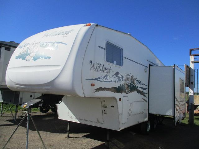 2005 Wildcat 5th wheel travel trailer 26 FT w/slide out beautiful condition