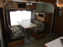 2005 Wildcat 5th wheel travel trailer 26 FT w/slide out beautiful condition
