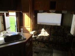 2005 Wildcat 5th wheel travel trailer 26 FT w/slide out beautiful condition
