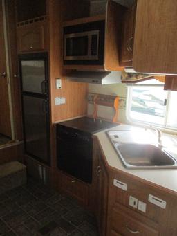 2005 Wildcat 5th wheel travel trailer 26 FT w/slide out beautiful condition