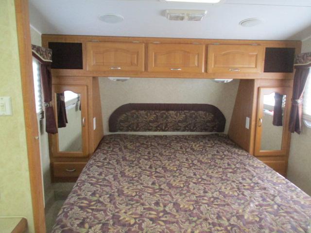 2005 Wildcat 5th wheel travel trailer 26 FT w/slide out beautiful condition