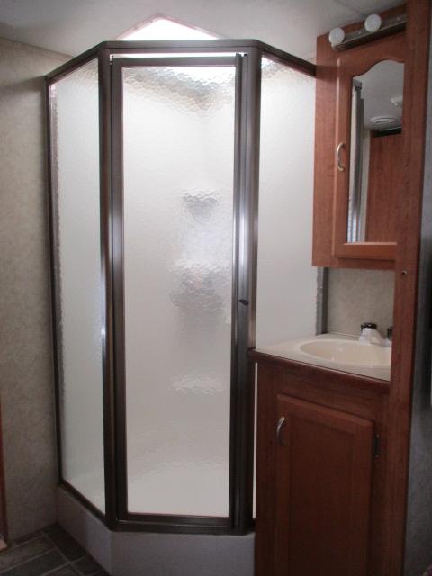 2005 Wildcat 5th wheel travel trailer 26 FT w/slide out beautiful condition