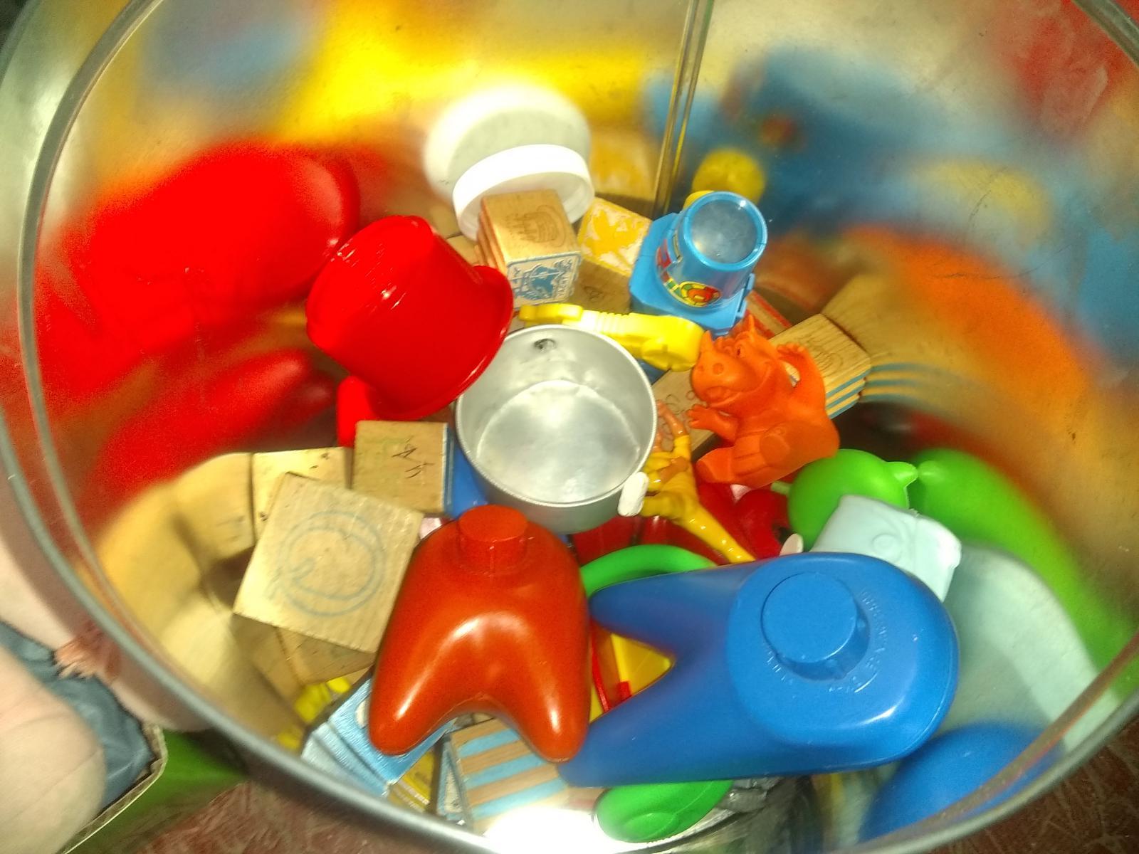 BL- Assorted Rubber Toys w/ Tin