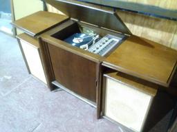 Vintage Packard Bell FM Stereo Multiplex in Mahogany Cabinet with Matching Speakers