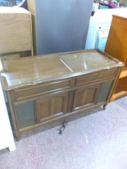 Antique French Provincial Magnavox Micromatic Stereo Record Player