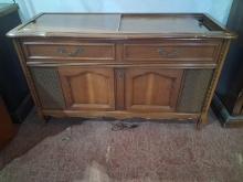 Vintage French Provincial Magnavox Stereo Console