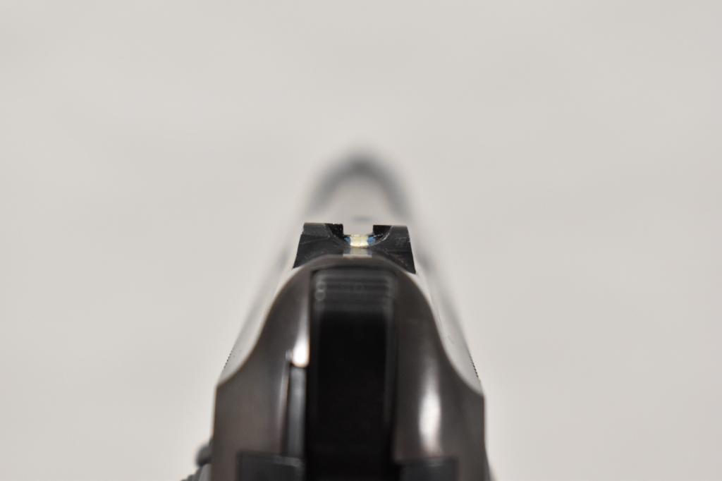 Gun. Beretta 92 9mm Pistol