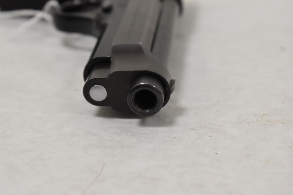 Gun. Beretta 92 9mm Pistol