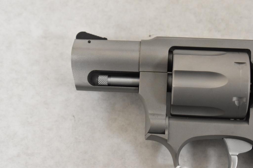 Gun. Taurus 856 .38SPL Revolver