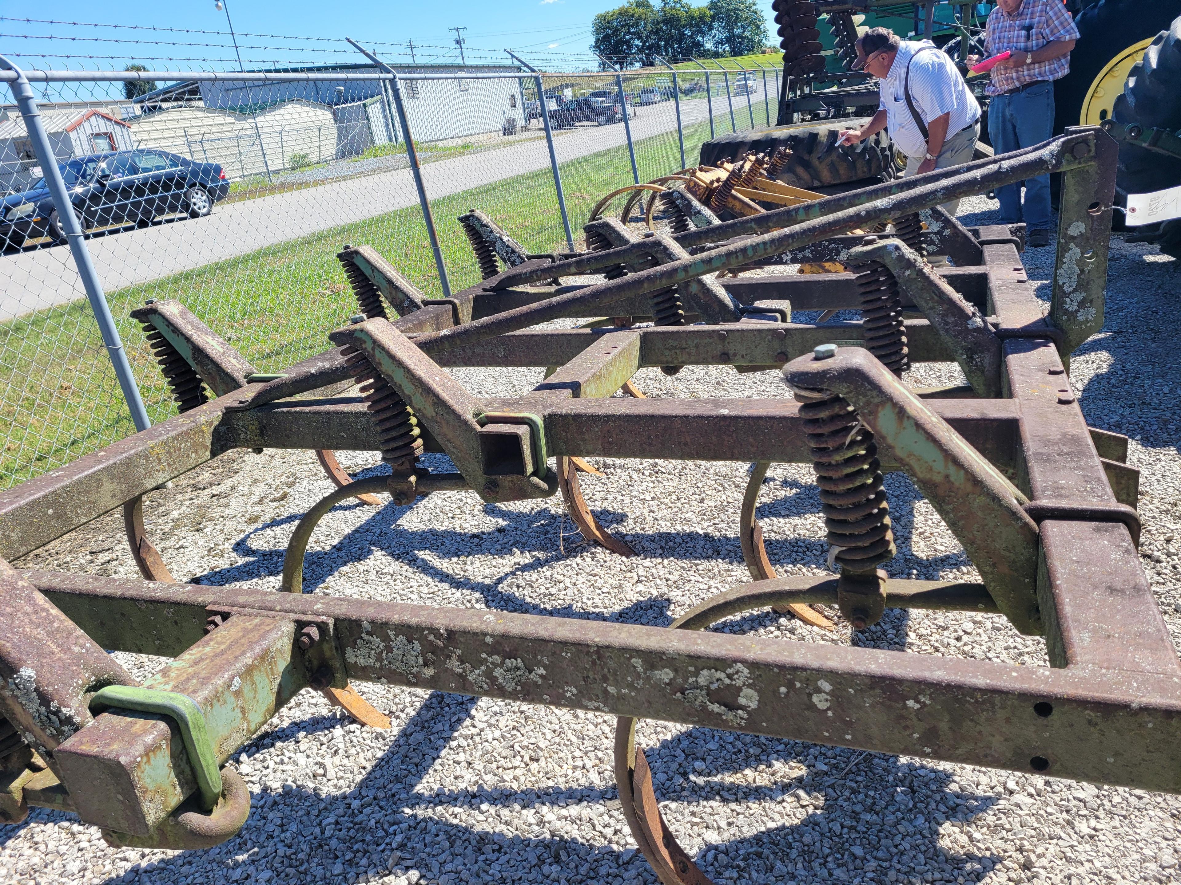 JOHN DEERE 12 SHANK CHISEL PLOW