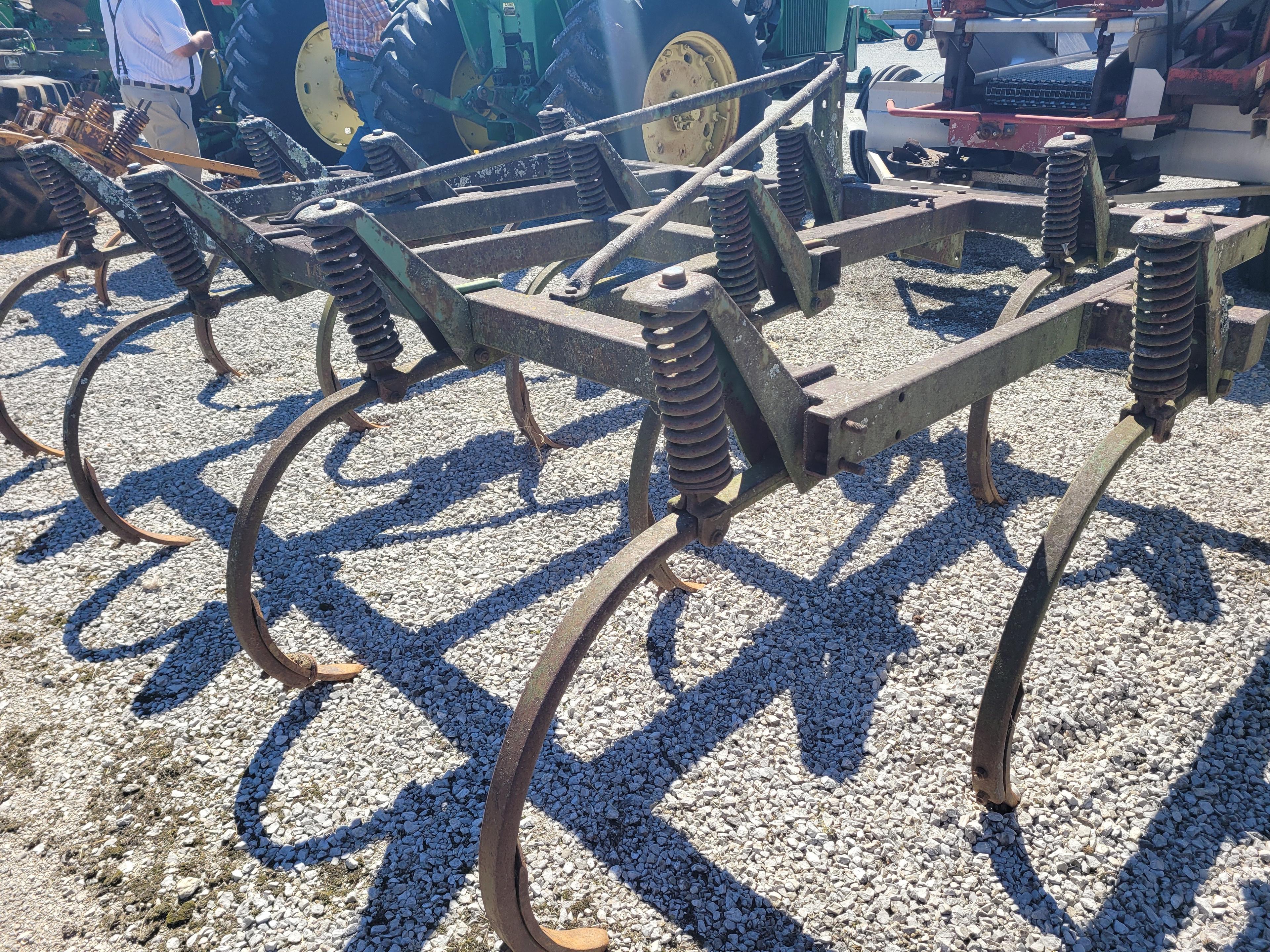 JOHN DEERE 12 SHANK CHISEL PLOW