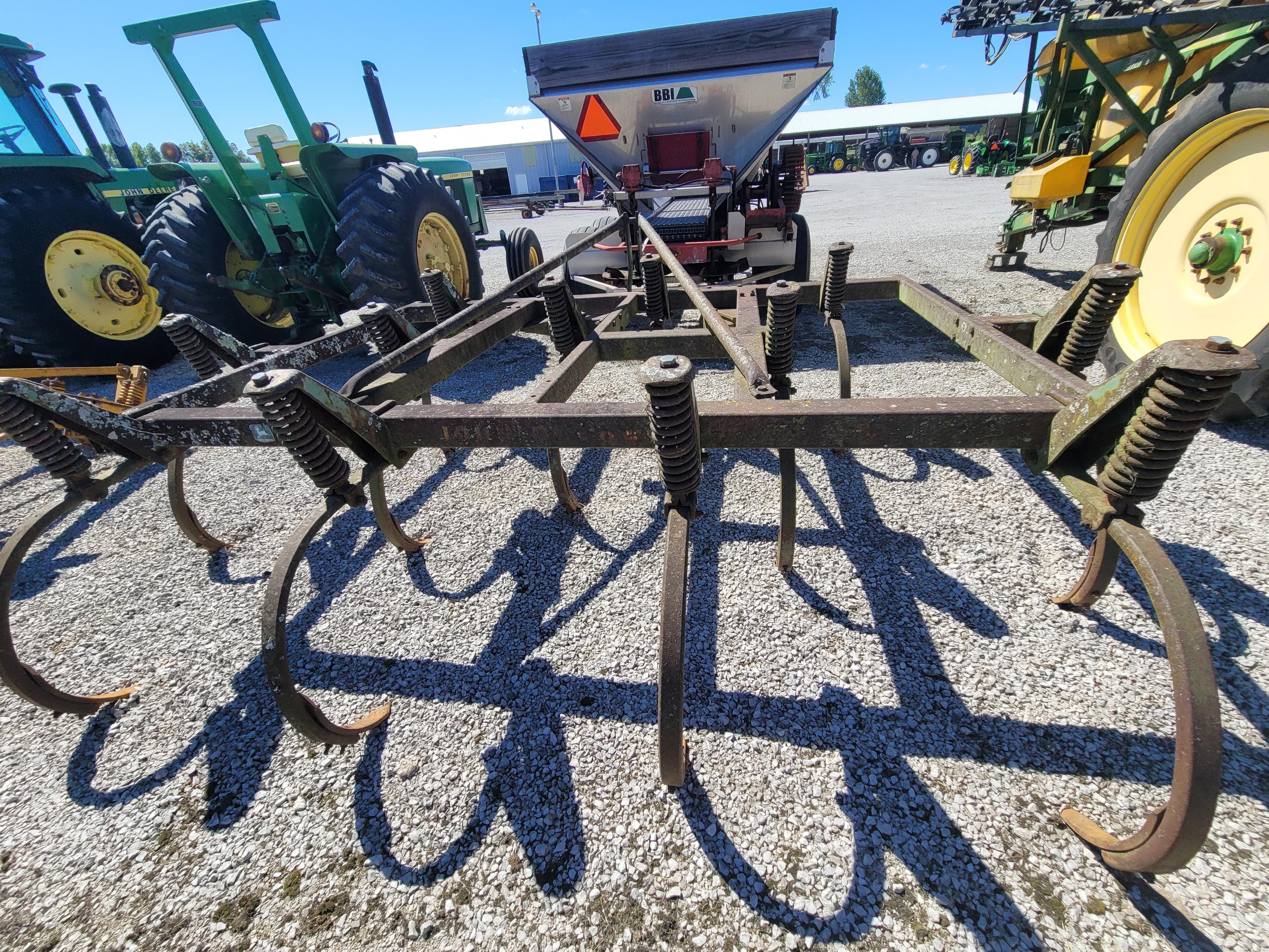 JOHN DEERE 12 SHANK CHISEL PLOW
