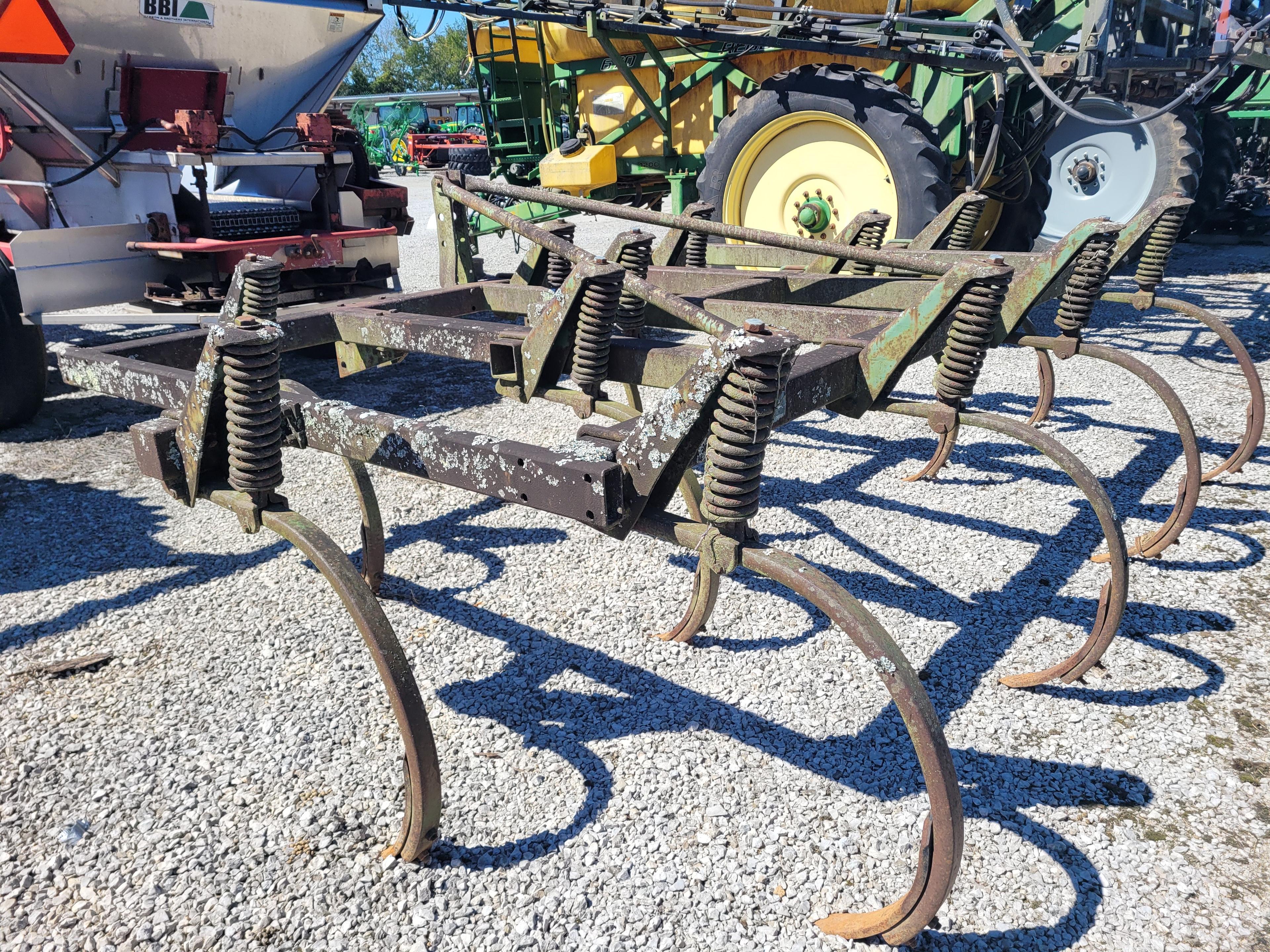 JOHN DEERE 12 SHANK CHISEL PLOW