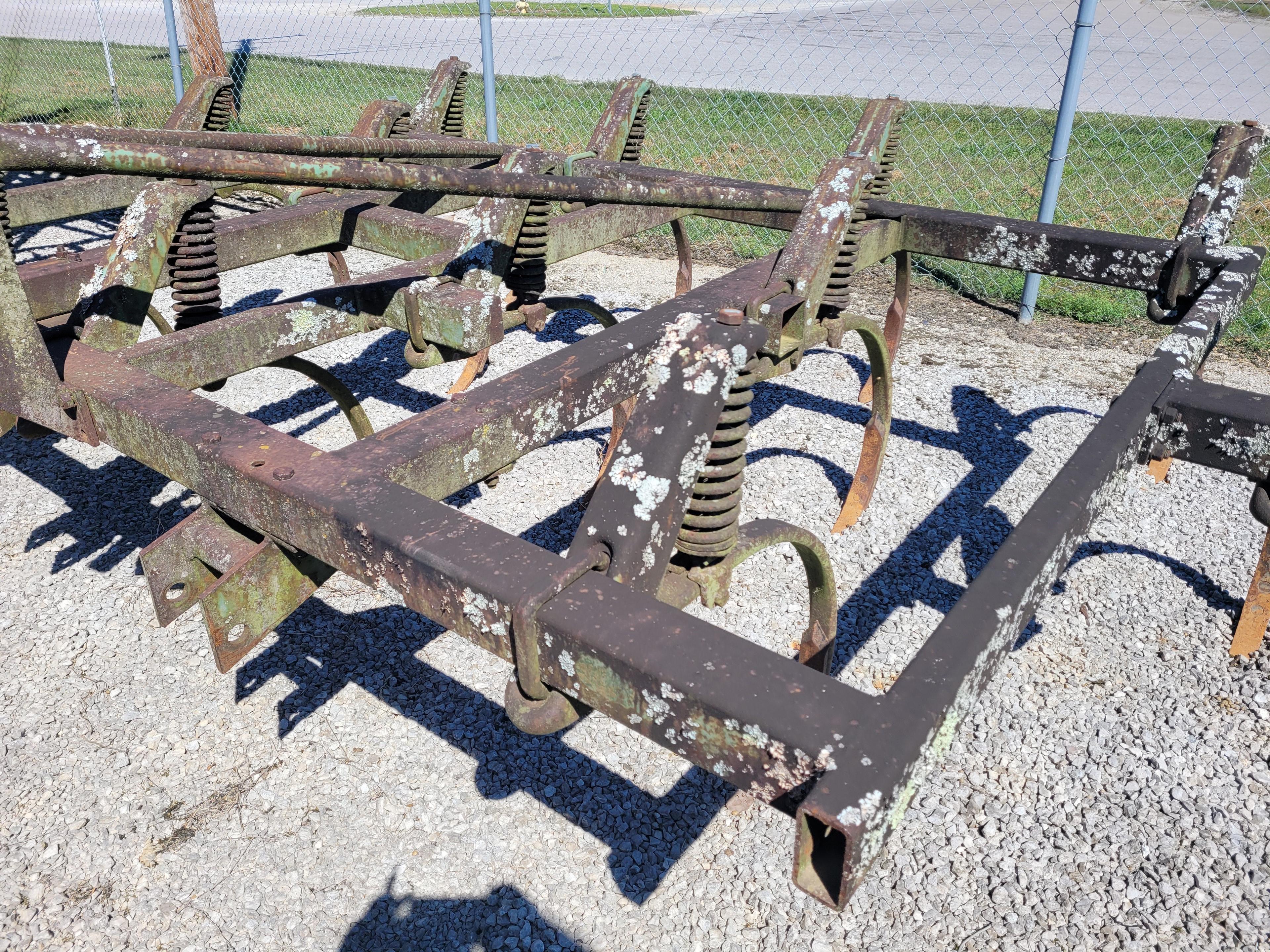 JOHN DEERE 12 SHANK CHISEL PLOW