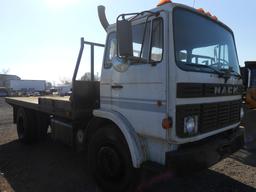 1986 MACK FLATBED TRUCK SINGLE AXLE, 5 SPEED TRANS., AIR BRAKES, DSL ENGINE