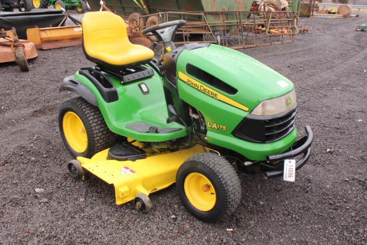 JOHN DEERE LA175 RIDING MOWER