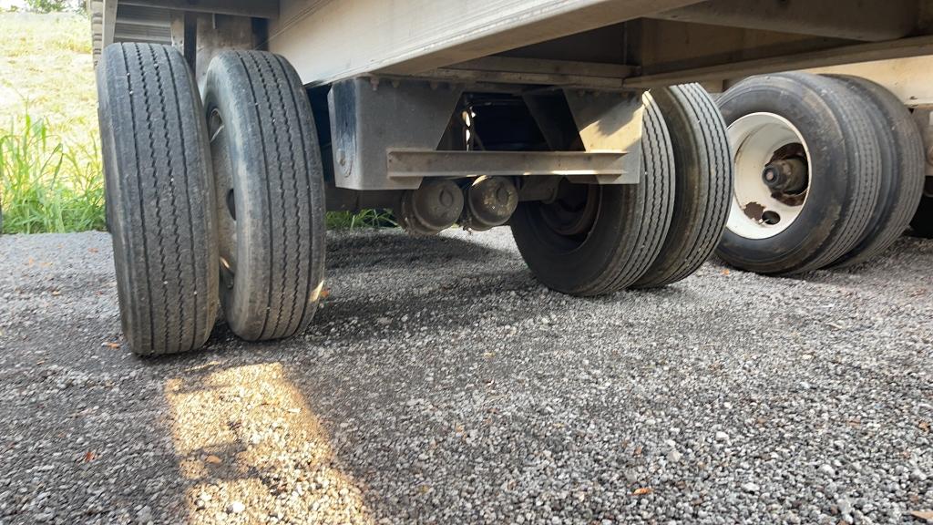 1989 EAST 45' SPREAD AXLE FLATBED SEMI TRAILER