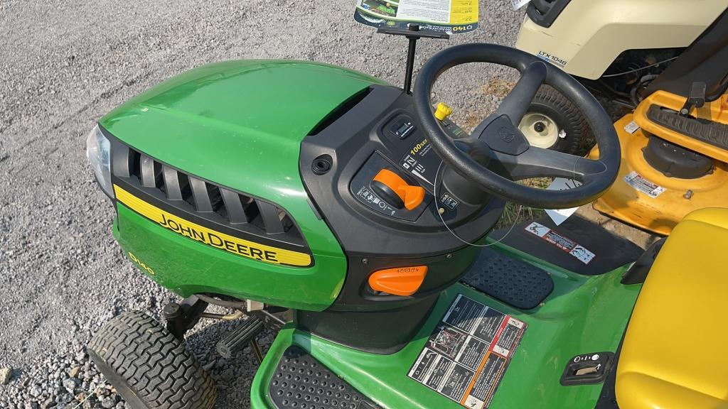 JOHN DEERE D140 RIDING MOWER