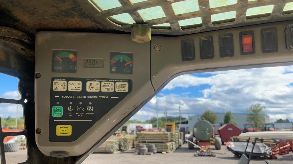 BOBCAT T300 SKID STEER