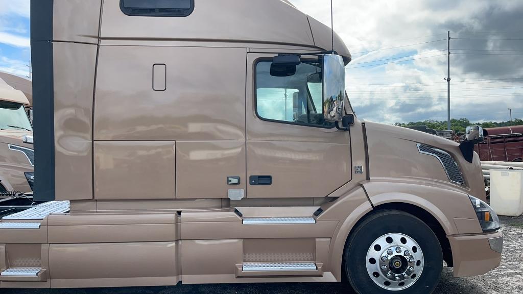 2018 VOLVO VNL64T670 TANDEM AXLE ROAD TRACTOR