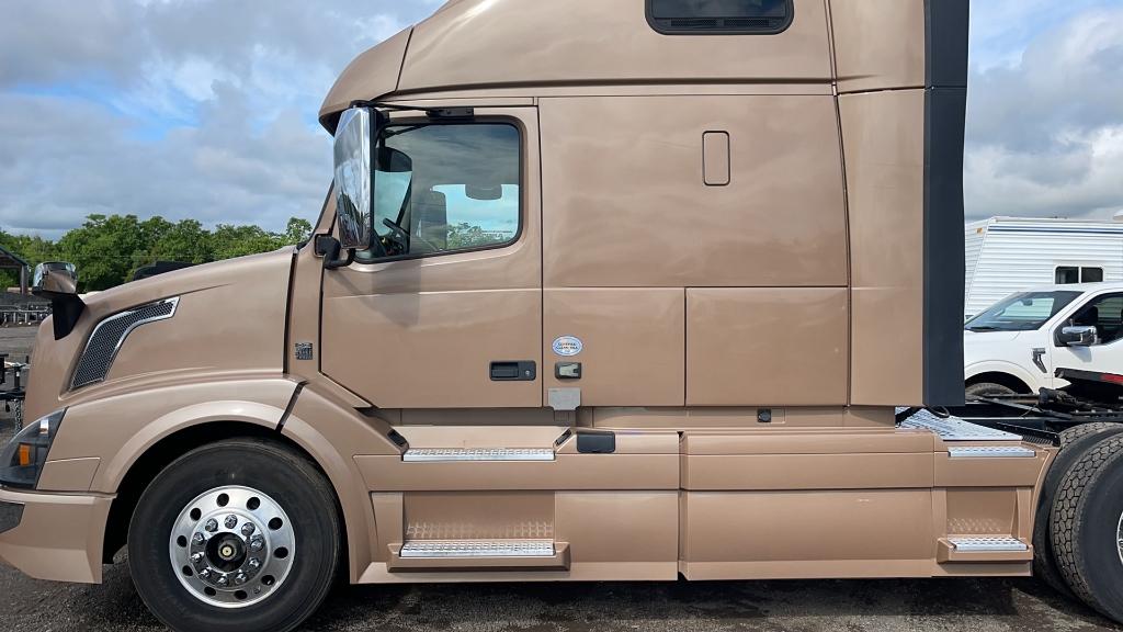 2018 VOLVO VNL64T670 TANDEM AXLE ROAD TRACTOR