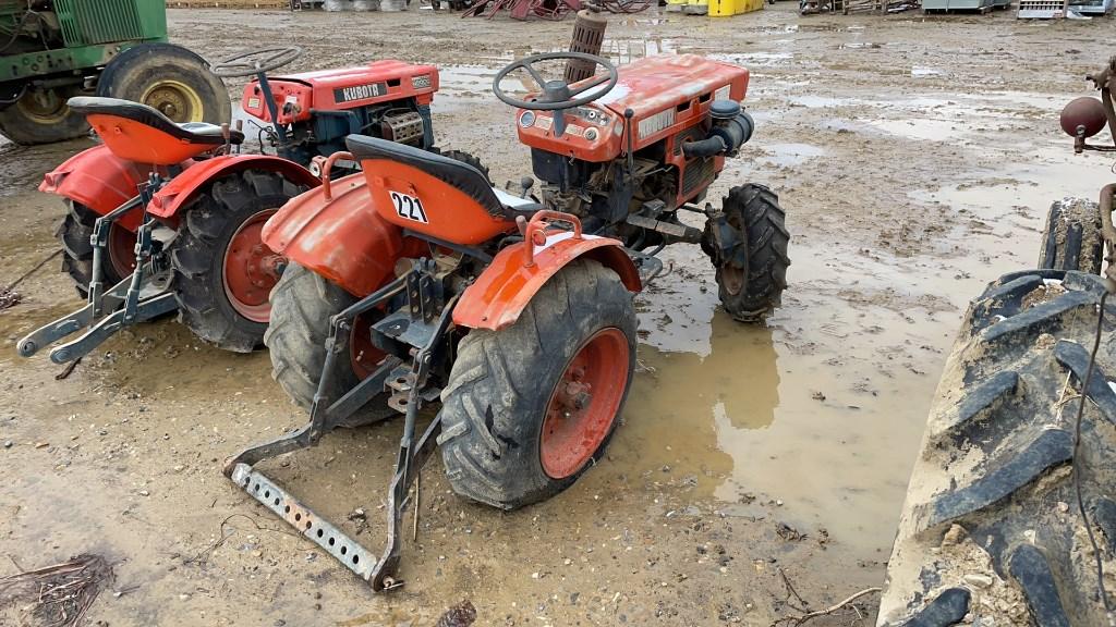 KUBOTA B7100 TRACTOR