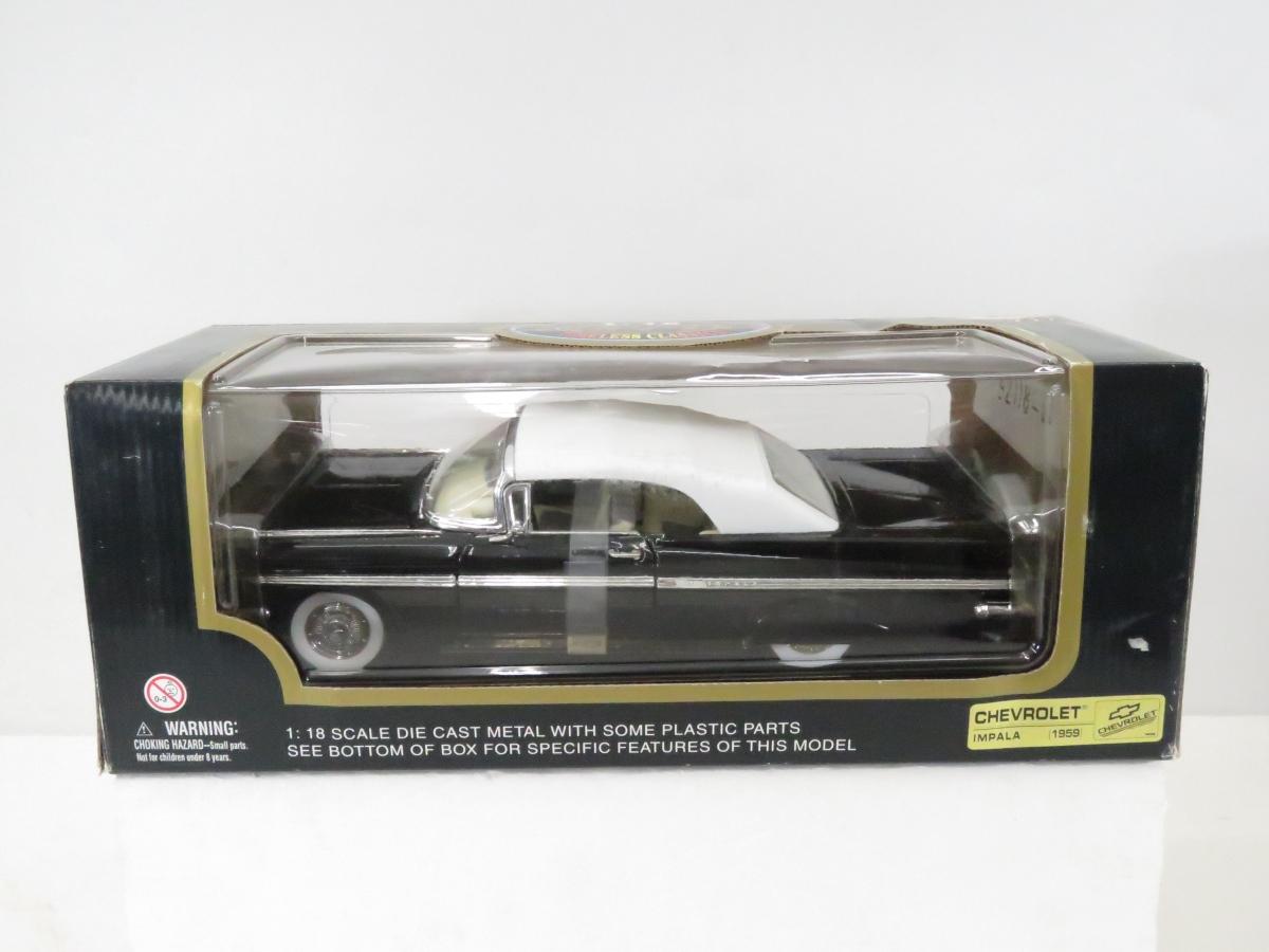 2 Diecast 1:18 Car Models & Gas Pump in Boxes
