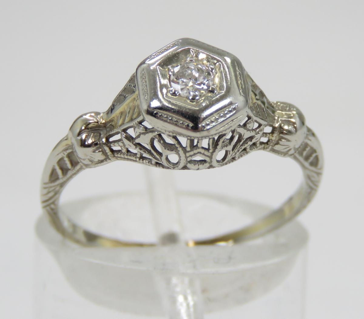 18kt White Gold Ring with White Sapphire