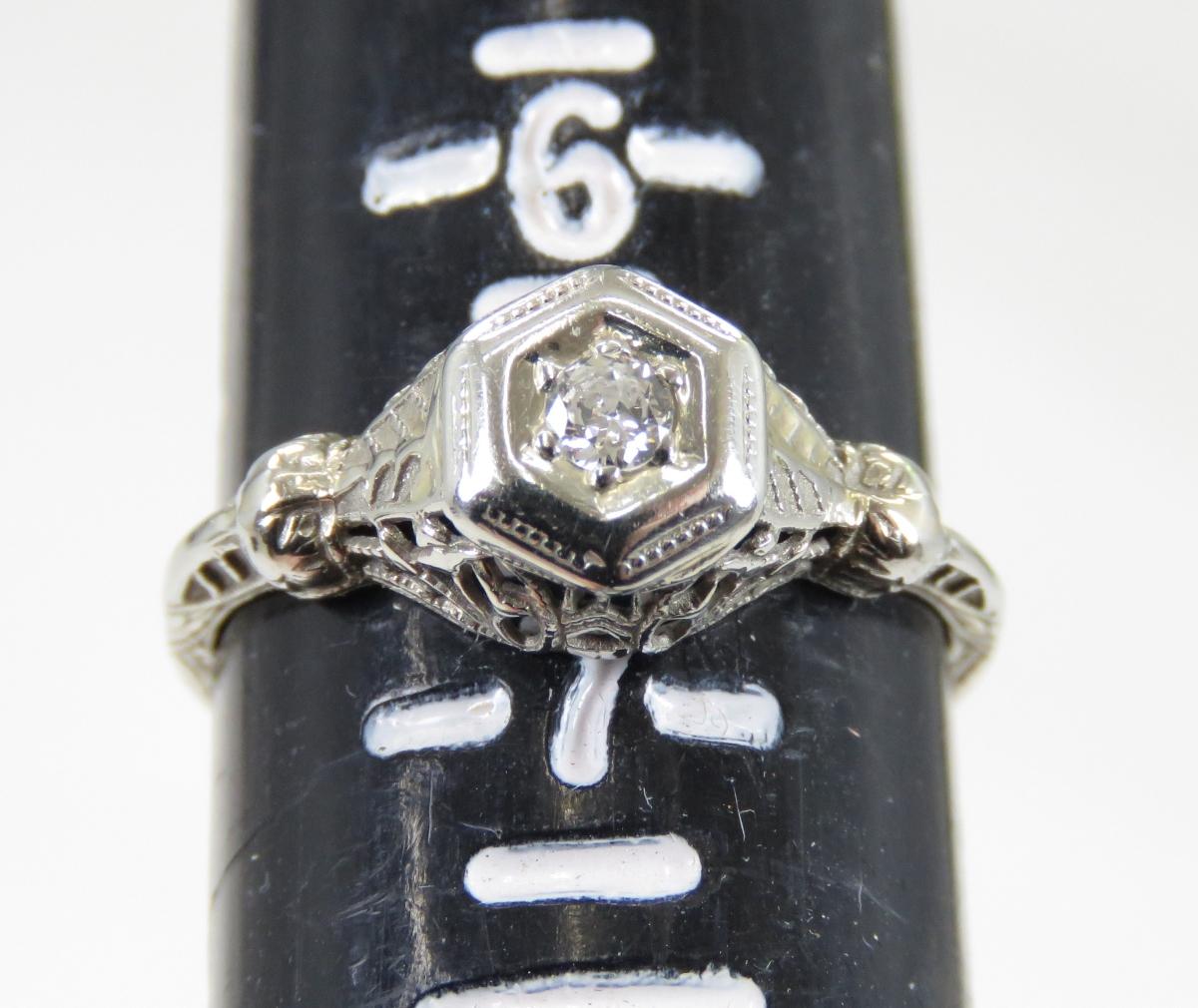 18kt White Gold Ring with White Sapphire