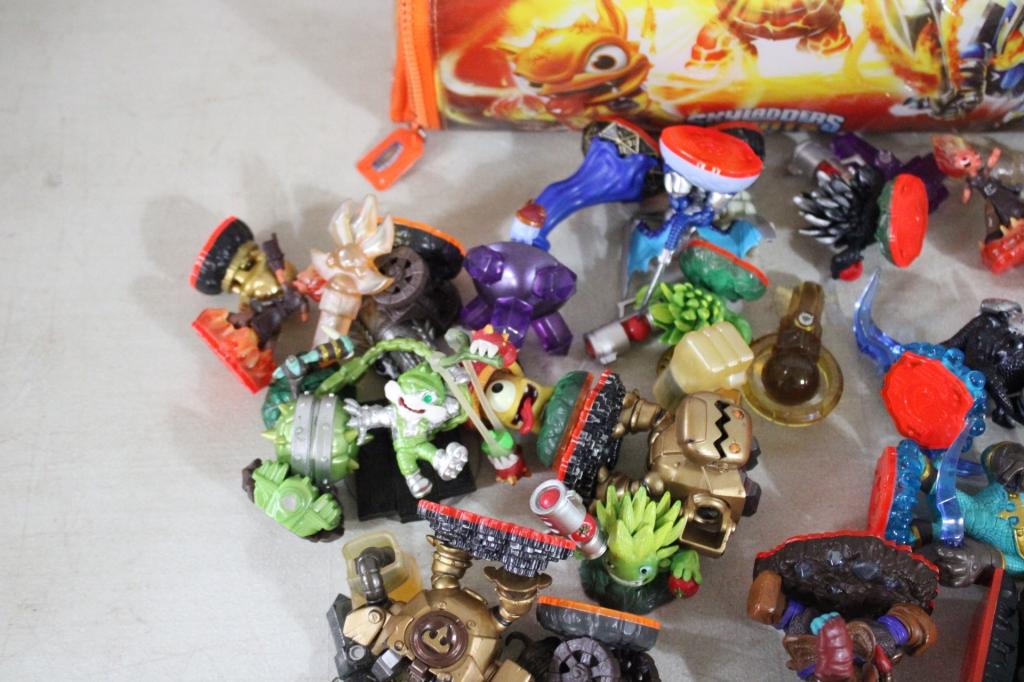 2 Cases Skylanders Giants & Spyros Adv. Figures