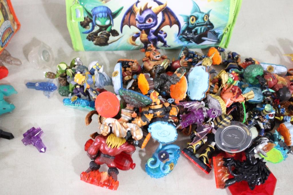 2 Cases Skylanders Giants & Spyros Adv. Figures