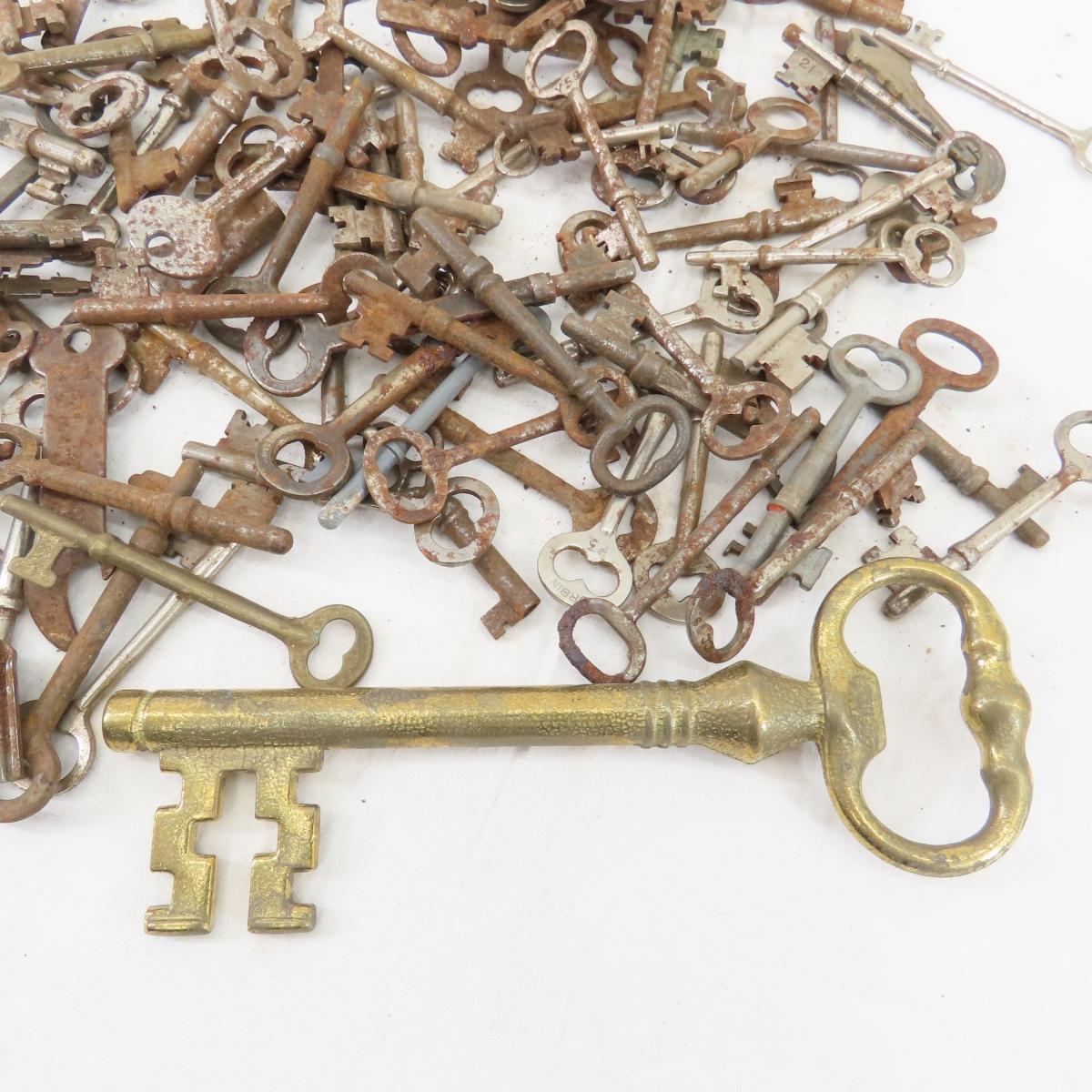 Antique Skeleton Keys & Cast Iron Pig Bank