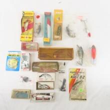 Vintage fishing lures, many in boxes