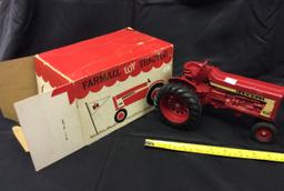 Ertl McCormick Farmall 806 W/Box   1/16