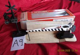 Lionel Crossing Gate 6-2152 & No. 140 Banjo Signal