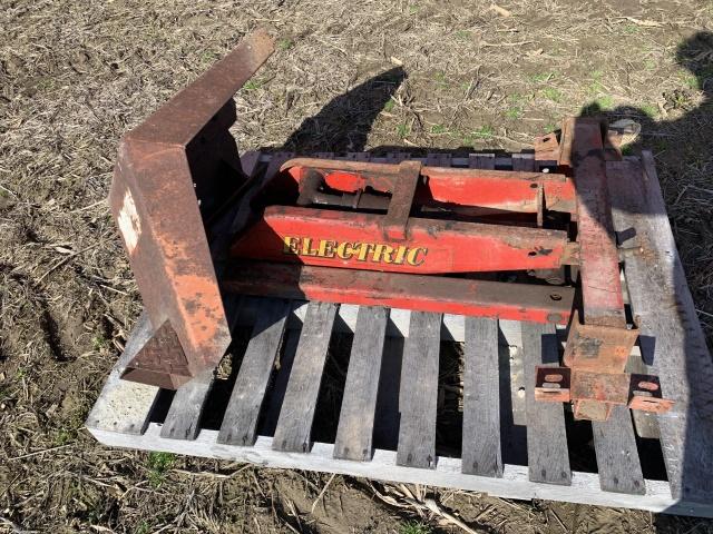 Hydraulic hoist and fender step