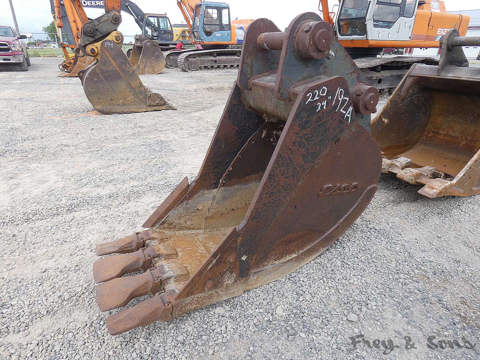 24'' PC220 Bucket