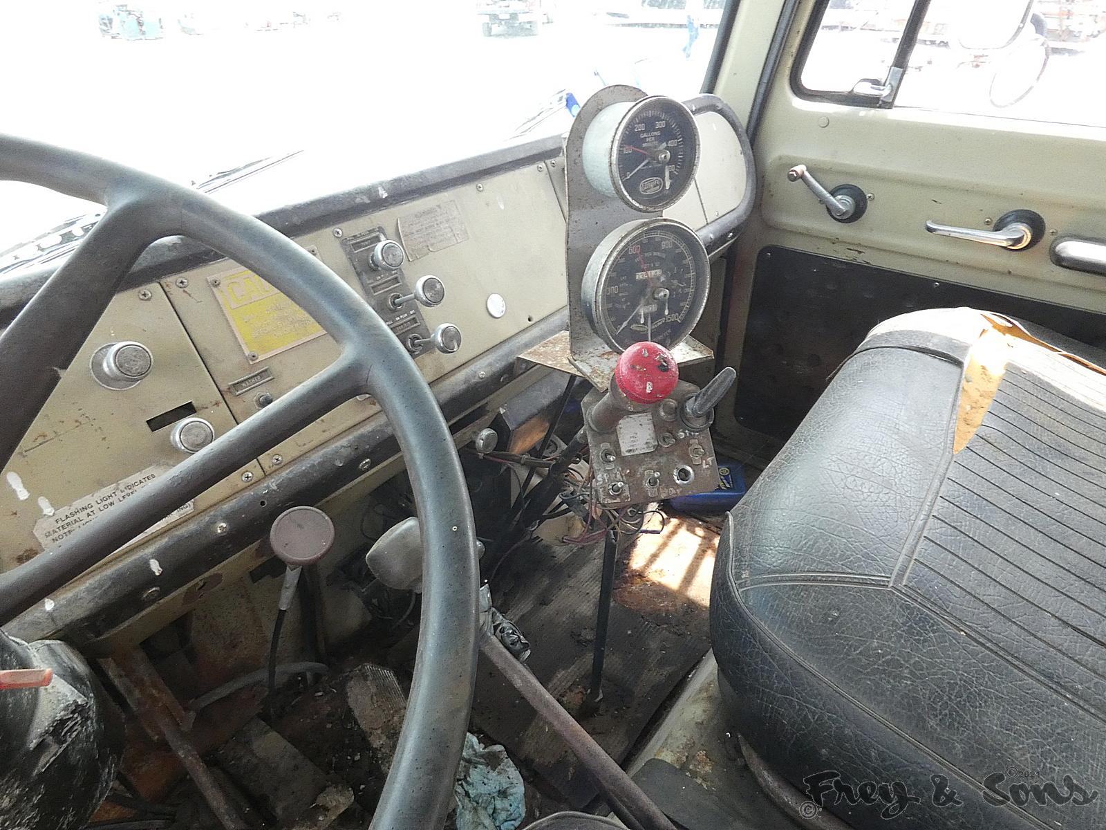 Etnyre BTHL 2000g Distributor, SN:J5860, mtd on 1976 IH C180 COE Distributo