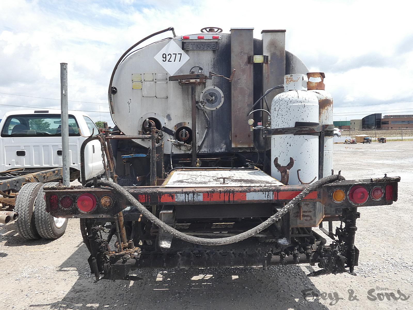 Etnyre BTHL 2000g Distributor, SN:J5860, mtd on 1976 IH C180 COE Distributo