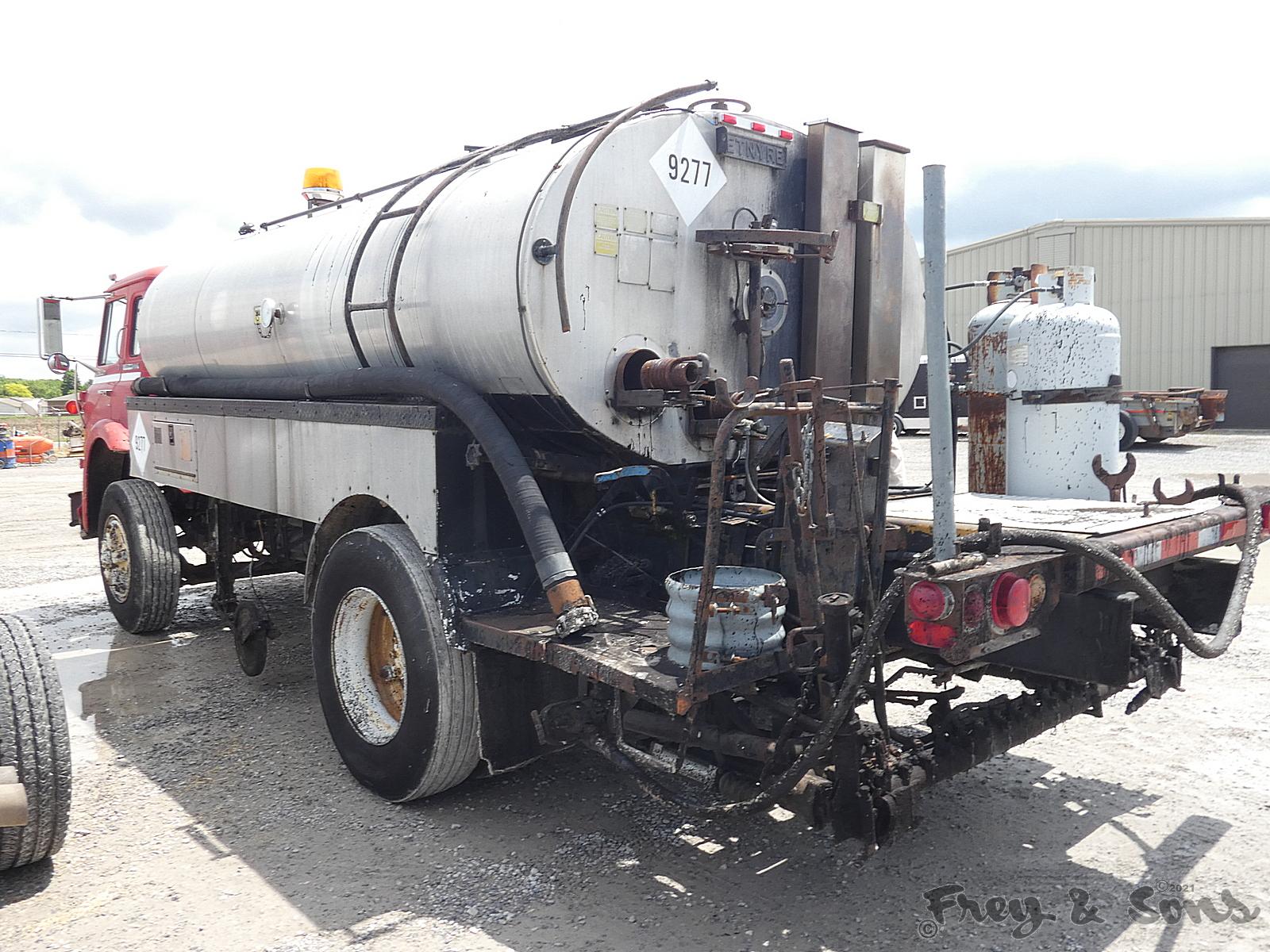 Etnyre BTHL 2000g Distributor, SN:J5860, mtd on 1976 IH C180 COE Distributo