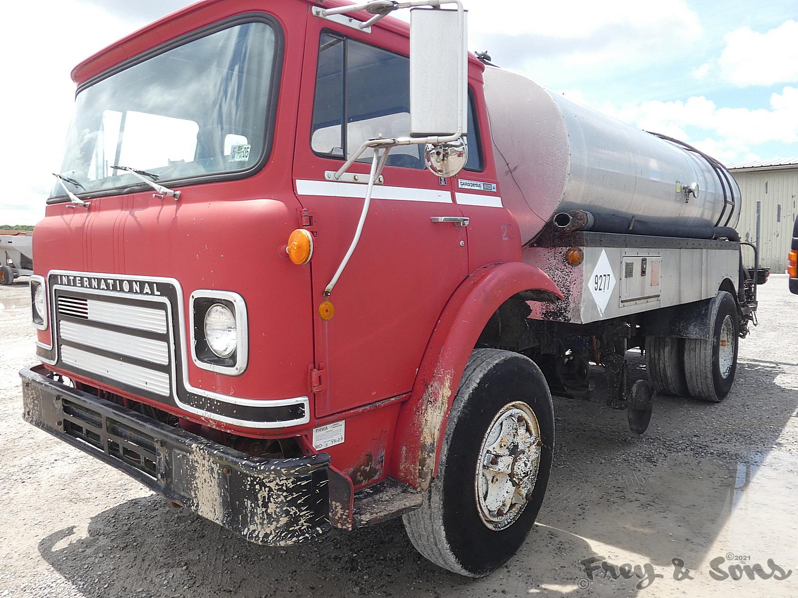Etnyre BTHL 2000g Distributor, SN:J5860, mtd on 1976 IH C180 COE Distributo