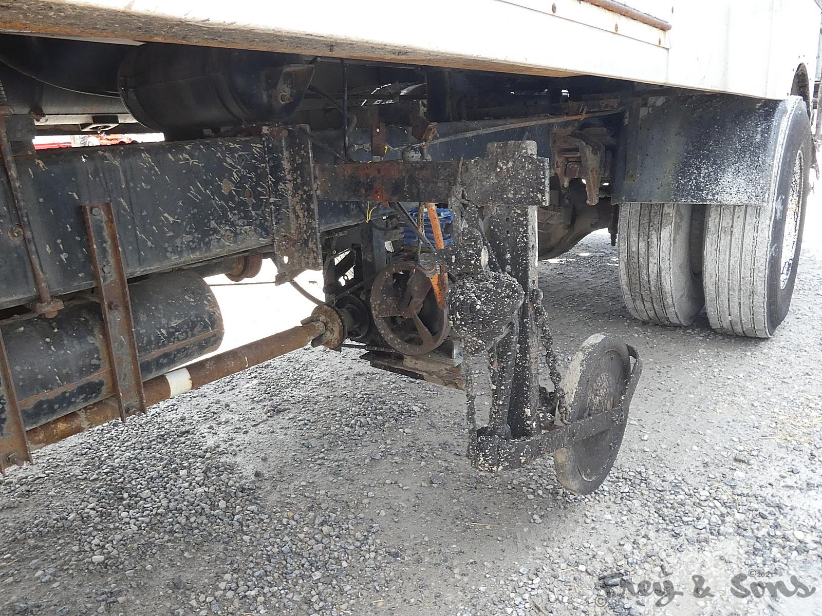 Etnyre BTHL 2000g Distributor, SN:J5860, mtd on 1976 IH C180 COE Distributo