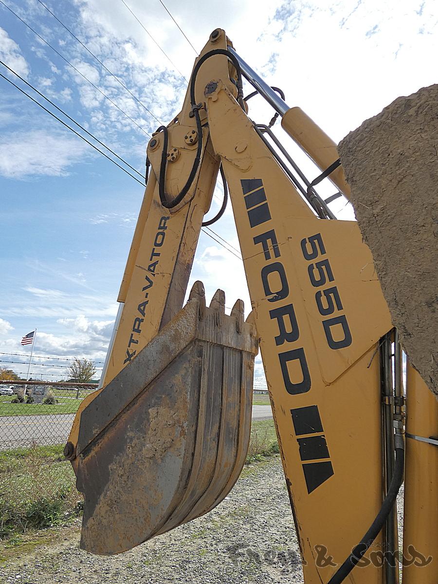 Ford 555D 4x4 Tractor Loader Backhoe, SN:A438878, EROPS, Ext. hoe, Reads 16