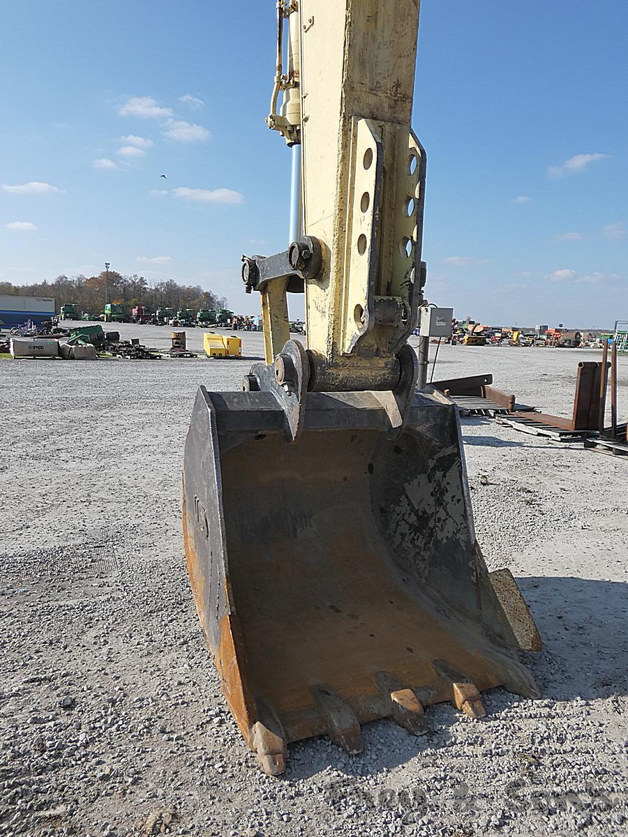 John Deere 790D Hydraulic Excavator, SN:7057, Bucket, Can't read meter