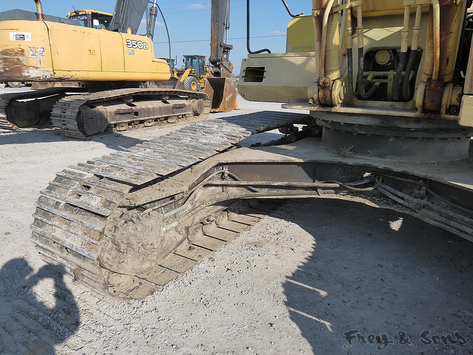 John Deere 790D Hydraulic Excavator, SN:7057, Bucket, Can't read meter