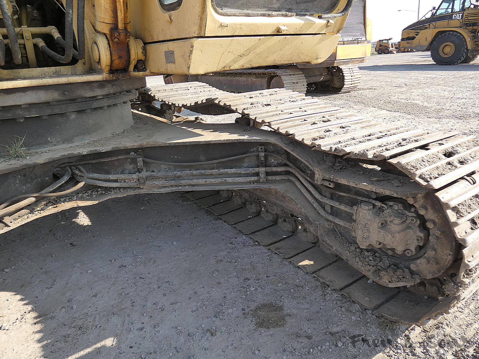 John Deere 790D Hydraulic Excavator, SN:7057, Bucket, Can't read meter